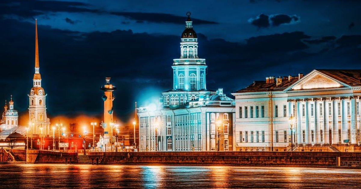 Разведённый мост над Невой и огни набережной с палубы ночного теплохода