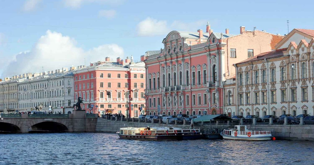 Анфилада арок и дворов Толстовского дома в Петербурге