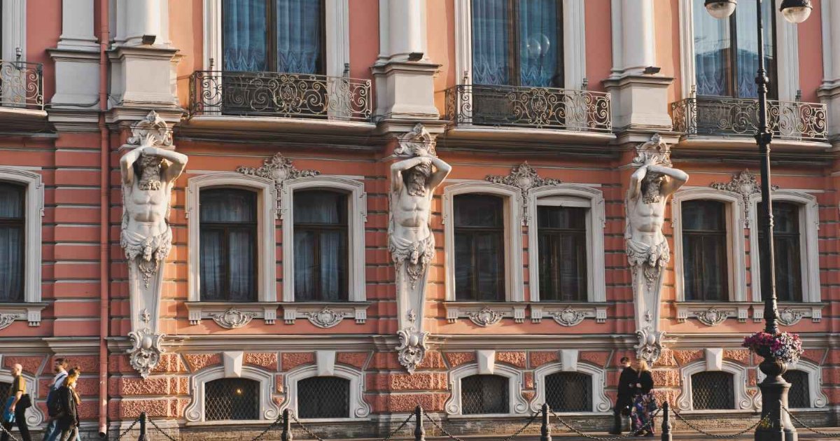Набережная Фонтанки с гранитным парапетом и фасадами старинных домов