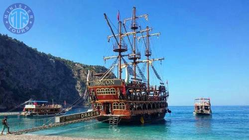 Пиратский корабль в Стамбуле