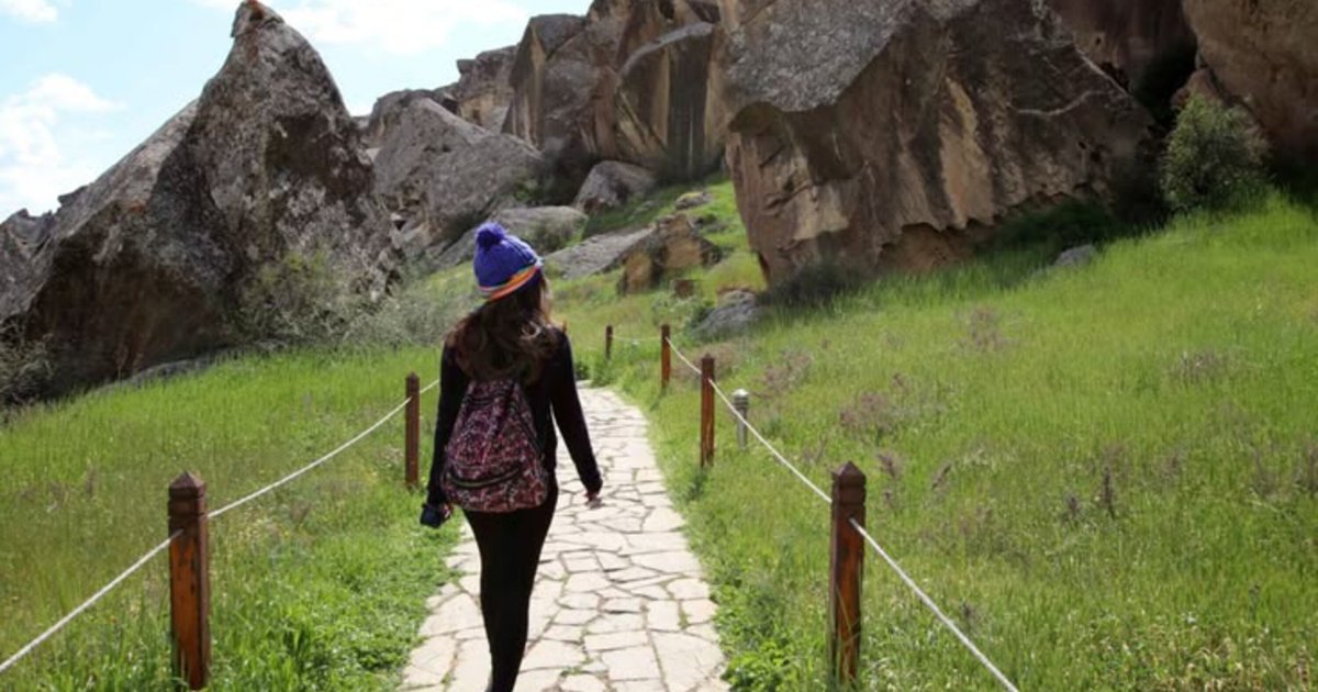 Три символа Азербайджана: Гобустан, грязевые вулканы и первая нефтяная скважина